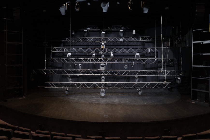 El sistema de iluminación del famoso teatro Keistuoliai de Lituania se equipa con 27 polipastos eléctricos de cadena STAGEMAKER de Verlinde 